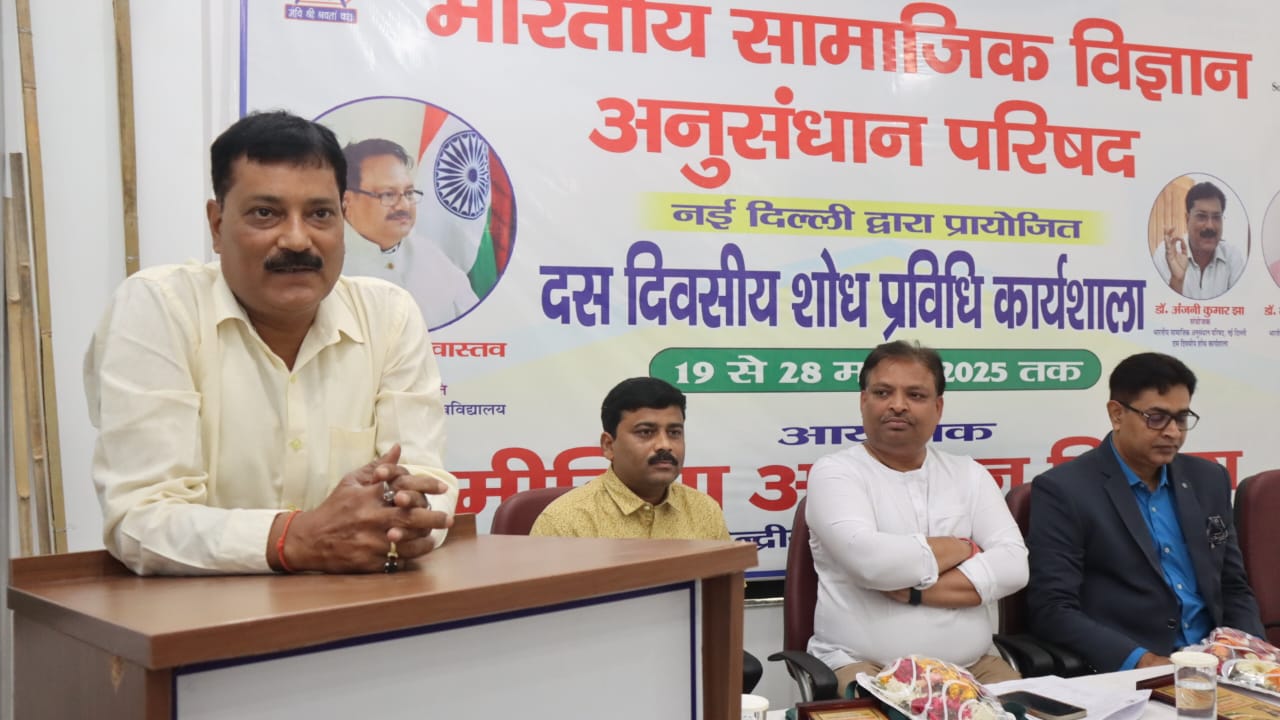 कार्यशाला के मुख्य संरक्षक विश्वविद्यालय के कुलपति प्रो संजय श्रीवास्तव थे. स्वागत समारोह के मुख्य वक्ता प्रो गोविंद जी पांडेय,अध्यक्ष, जनसंचार विभाग बाबासाहेब भीमराव आंबेडकर विश्वविद्यालय, लखनऊ और विशिष्ट वक्ता बुद्ध परिसर के निदेशक प्रो रणजीत कुमार चौधरी थे.